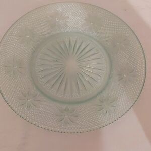 One 8.5 inch light green plate
